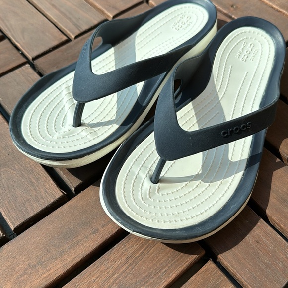 Women’s Crocs Flip Flops - Picture 10 of 12